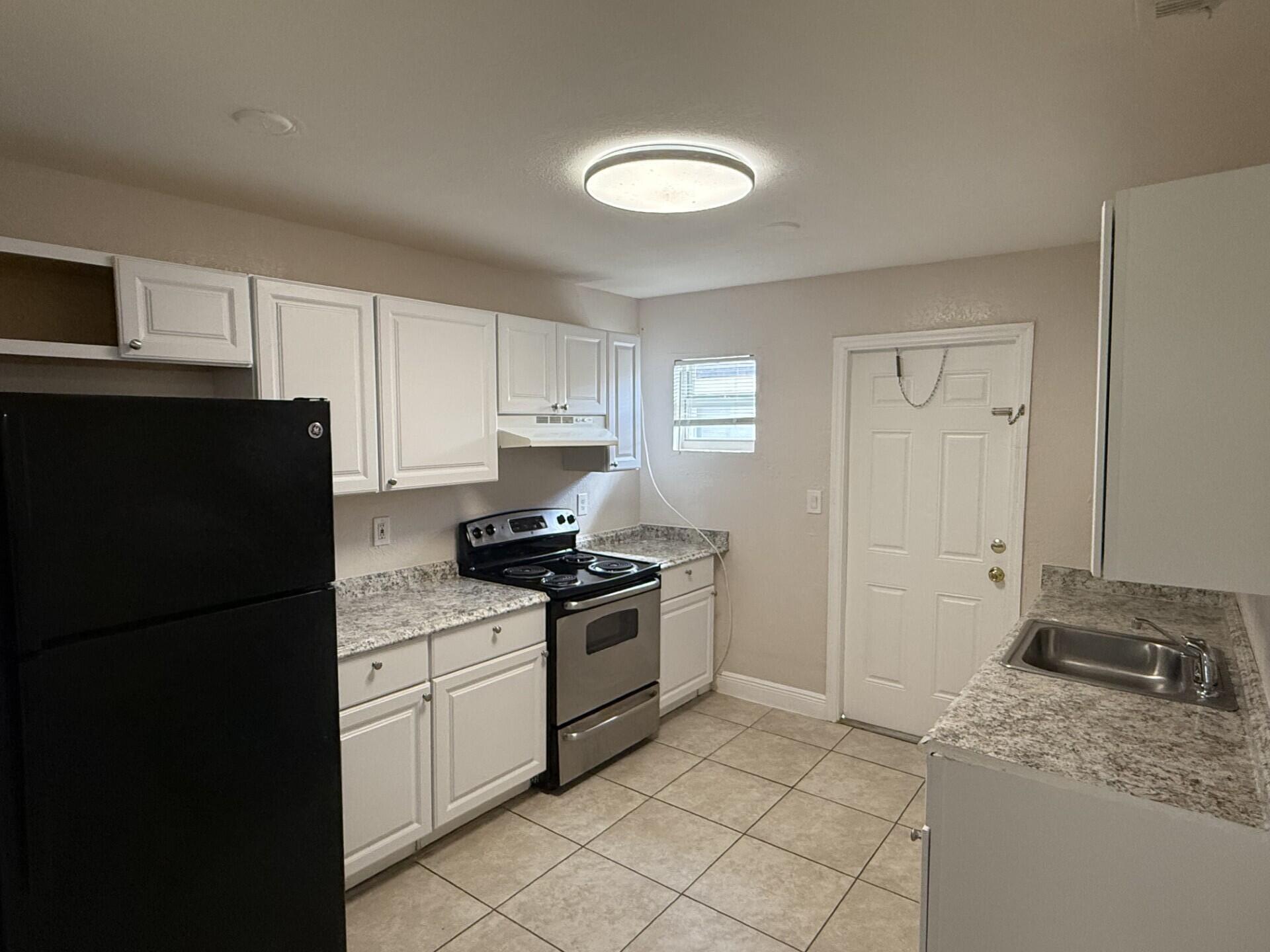 2830 Avenue South, Unit B3 Riviera Beach, FL 33404 - Photo 2 of 8 Kitchen