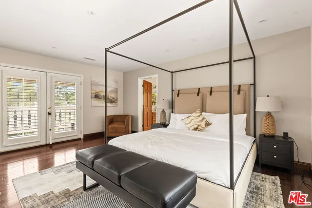 a room with furniture and air conditioner