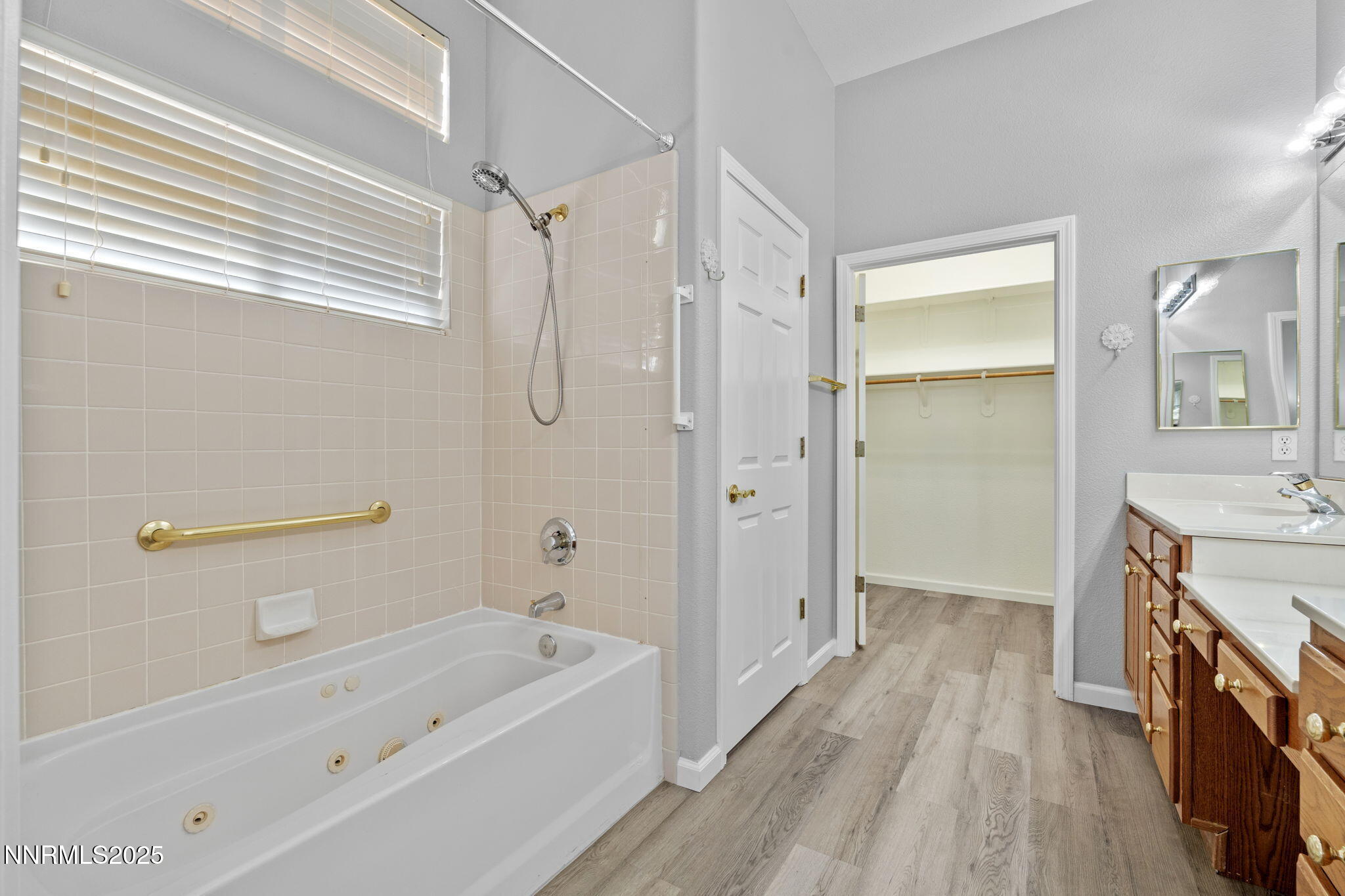 412 Sierra Leaf Circle Reno, NV 89511 - Photo 25 of 36 a bathroom with a bathtub a sink and a shower