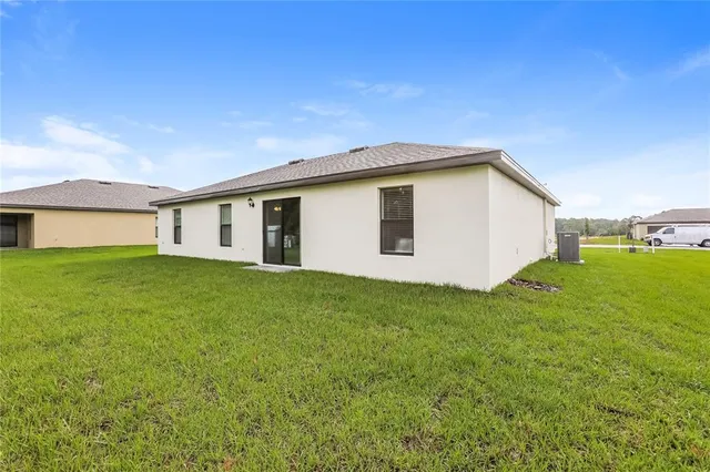 a view of a house with backyard