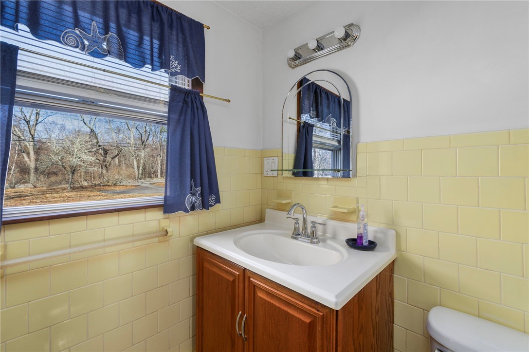 61 High View Drive Cranston, RI 02921 - Photo 32 of 48