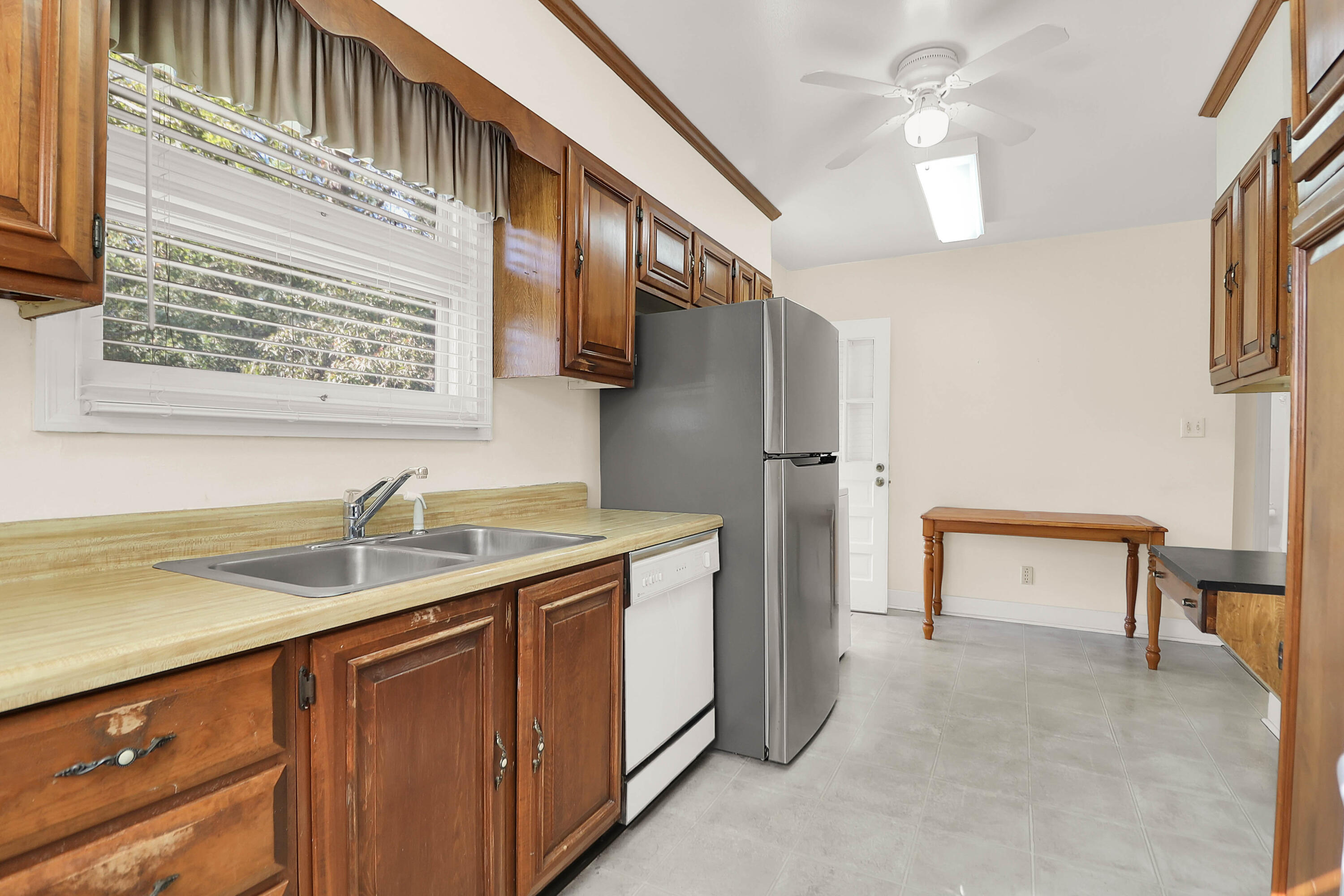 128 Folly Rd Boulevard Charleston, SC 29407 - Photo 7 of 20 Kitchen