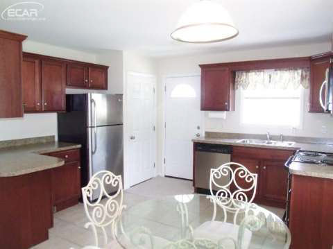 5217 North Center Road Flint, MI 48506 - Photo 10 of 21 20443995-9.JPG