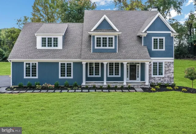 a sign that is sitting in front of a house