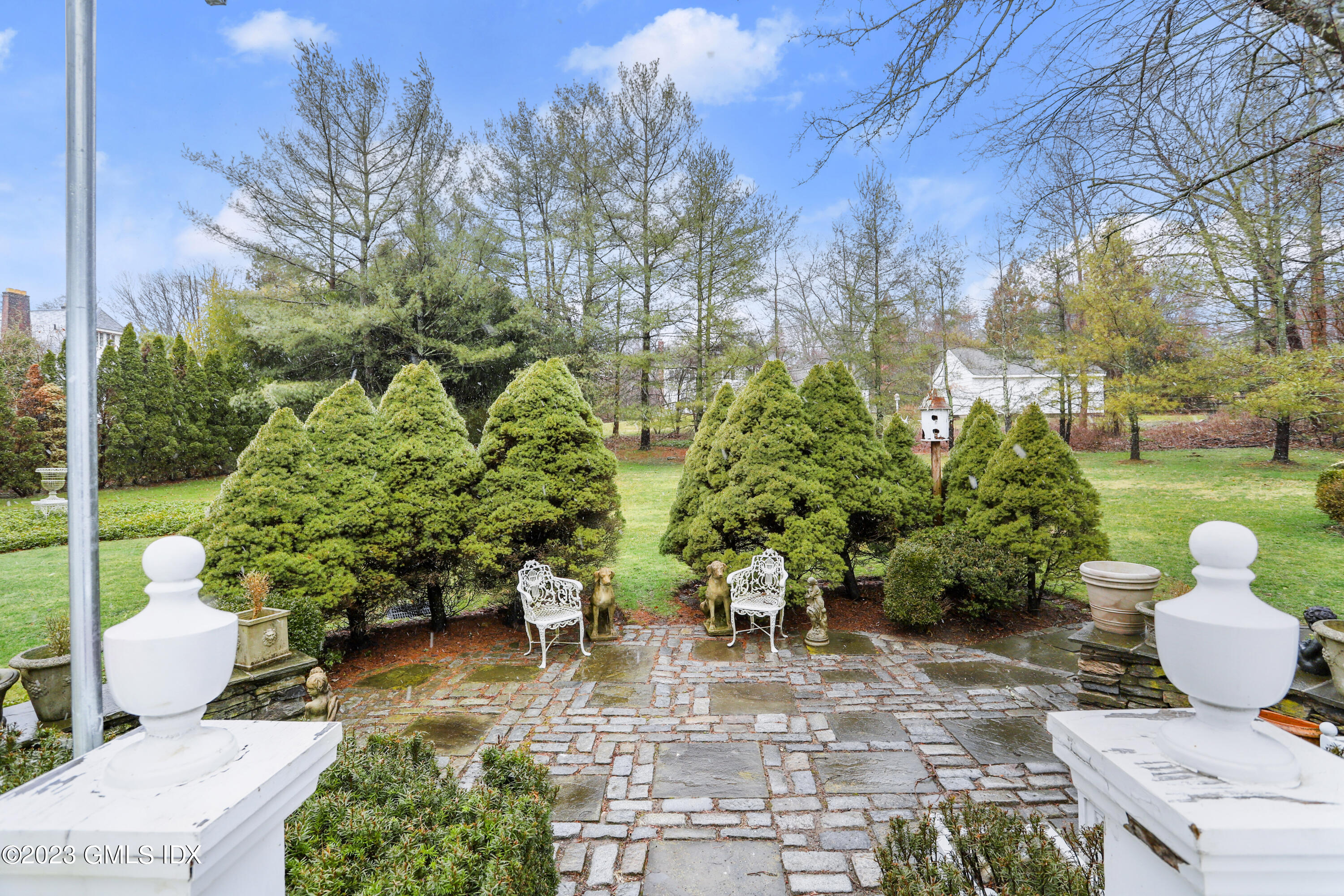 36 Golf Club Road Greenwich, CT 06830 - Photo 27 of 32 a view of a garden with plants