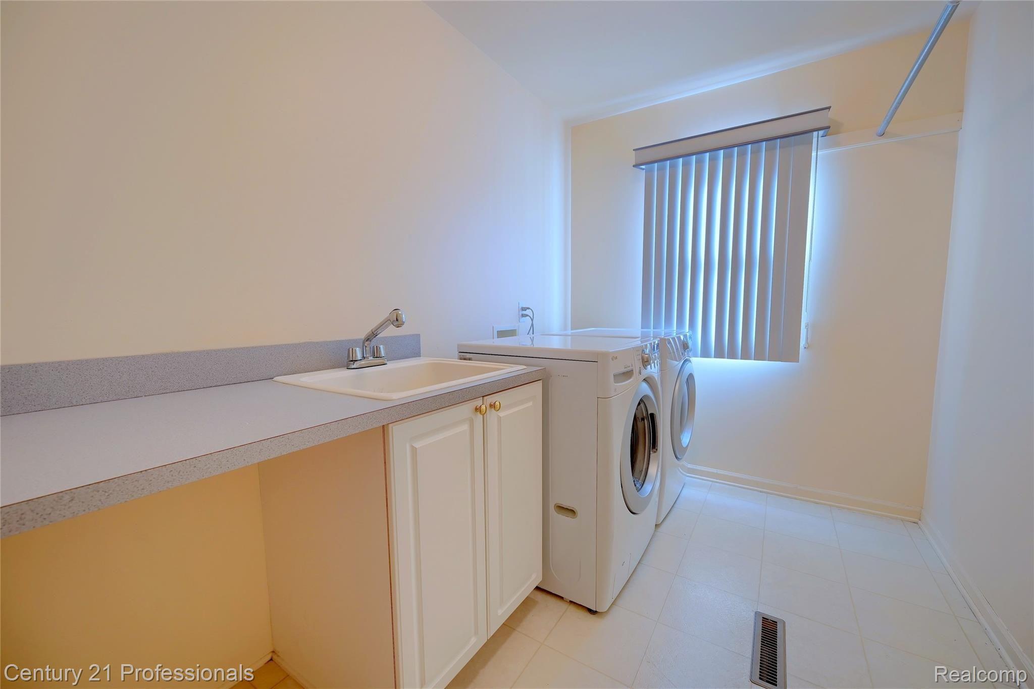 889 Rambling Drive Rochester, MI 48307 - Photo 19 of 45 20-Laundry-Room.jpg