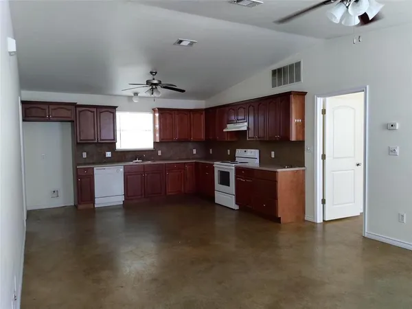 $1,350 | 911 Highway 81, Unit D, Bowie, TX 76230