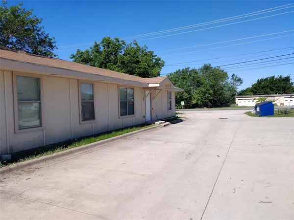 $1,350 | 911 Highway 81, Unit D, Bowie, TX 76230