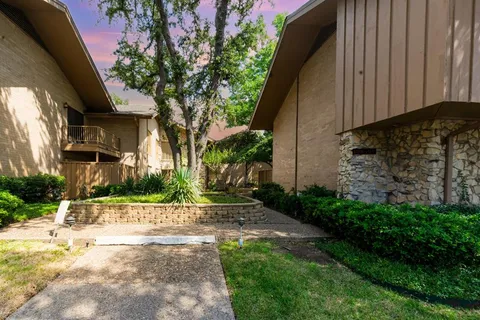 a view of a back yard of the house