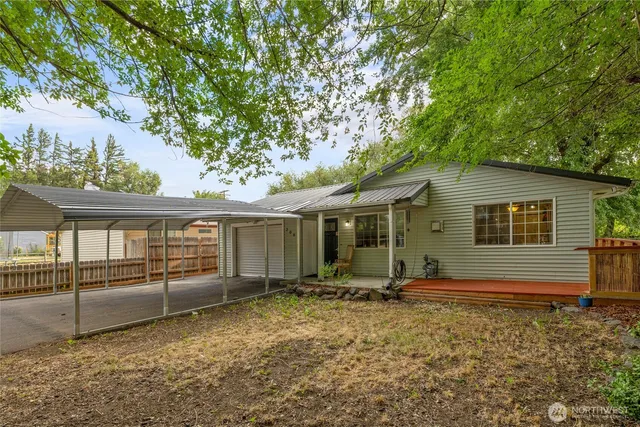 a view of a house with a backyard
