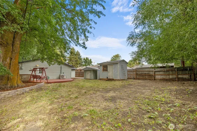 a view of a house with a backyard