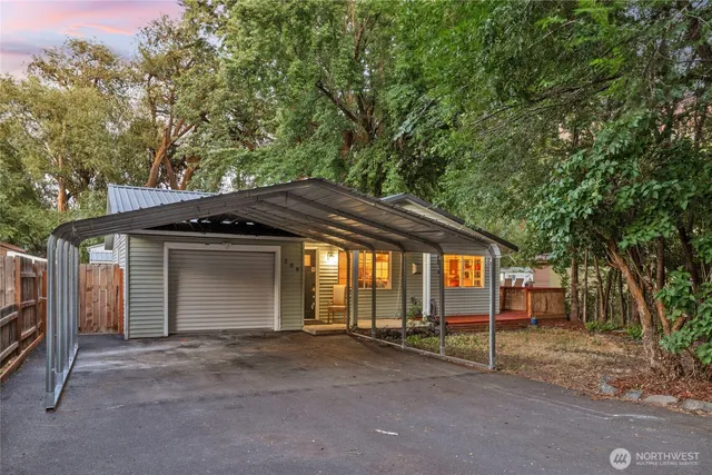 a view of a house with backyard and a tree