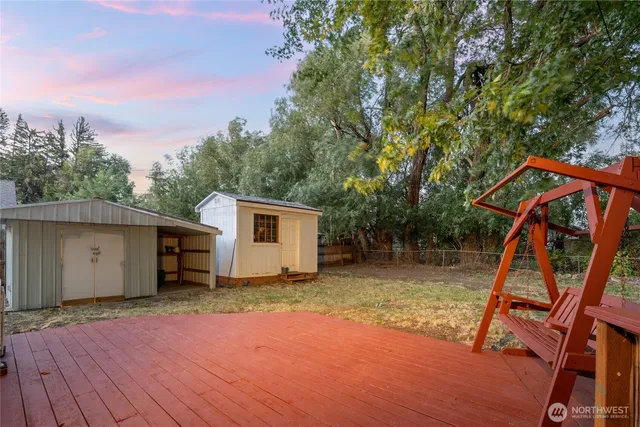 a view of backyard with tree