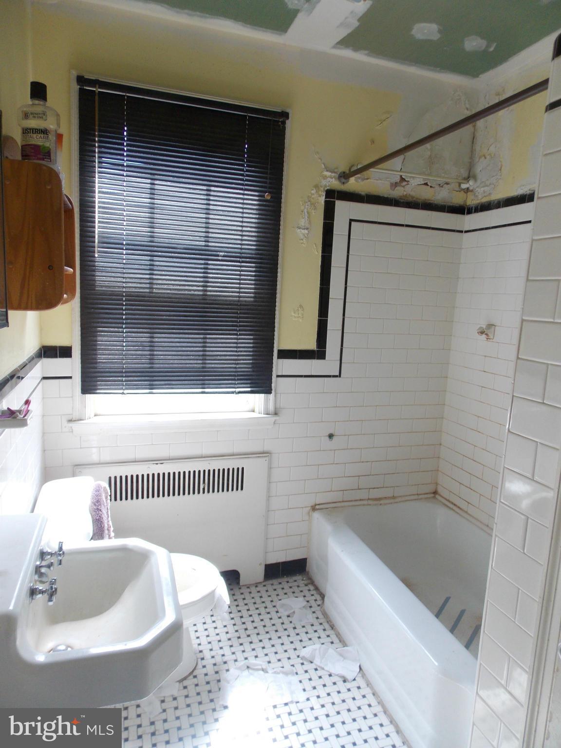 1636 Roundhill Road Baltimore, MD 21218 - Photo 5 of 7 Bath