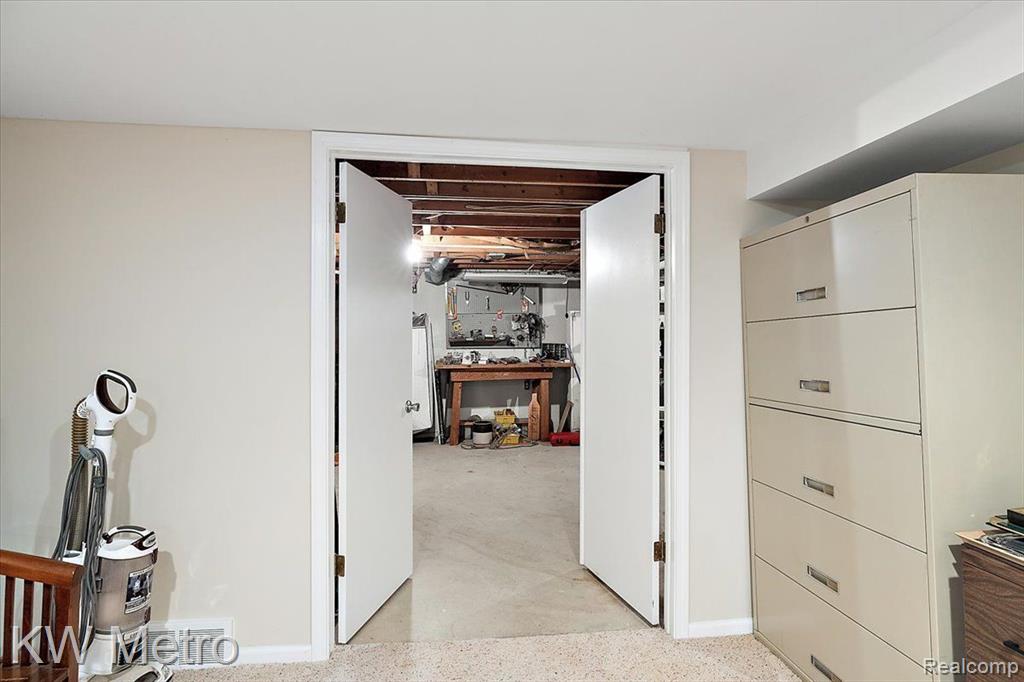 4751 South Valleyview Road West Bloomfield, MI 48323 - Photo 32 of 38 Gallery Image 32
