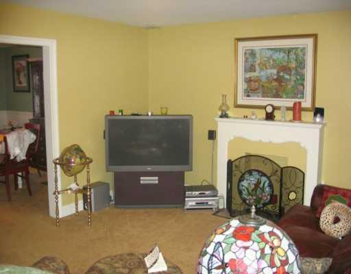 634 Pennridge Road Pittsburgh, PA 15211 - Photo 2 of 6 Living Room.