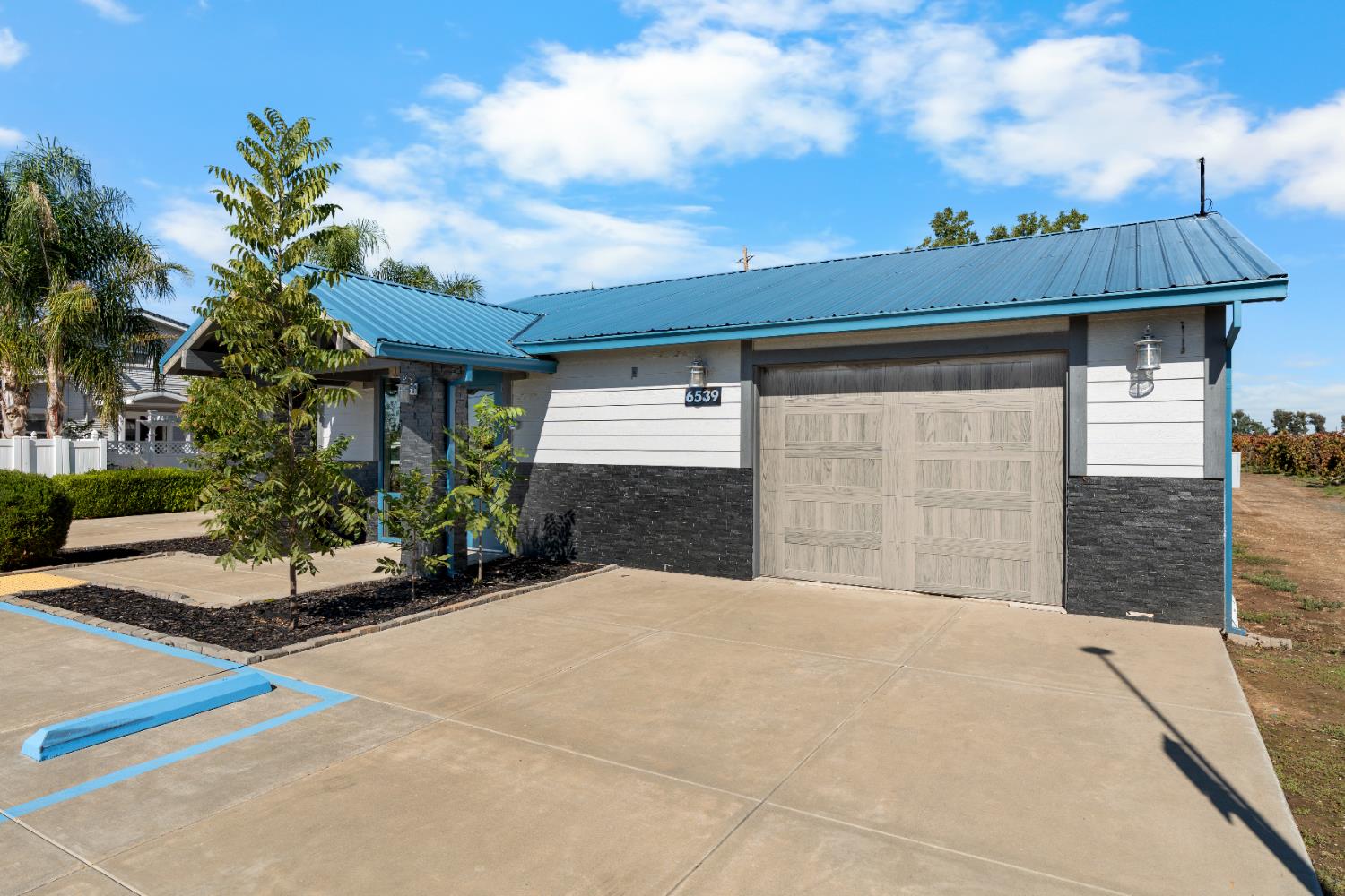 6539 East Peltier Road Acampo, CA 95220 - Photo 11 of 70 a view of a garage