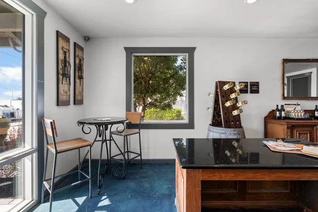 a view of entryway with outdoor seating