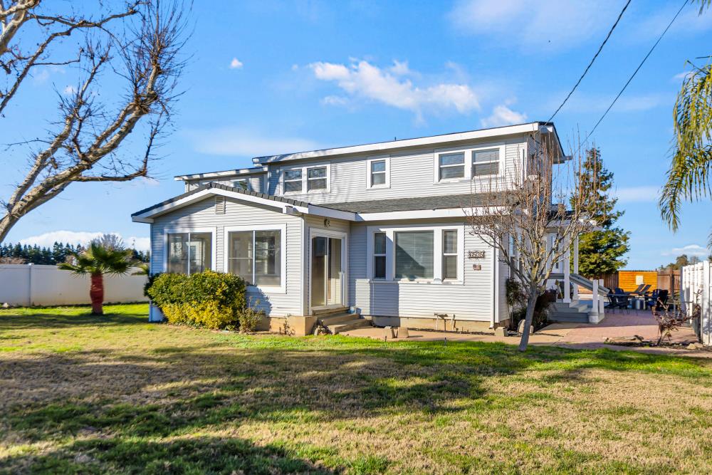6539 East Peltier Road Acampo, CA 95220 - Photo 4 of 70 a front view of house with yard