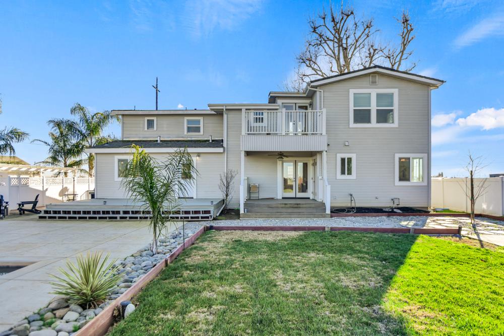 6539 East Peltier Road Acampo, CA 95220 - Photo 5 of 70 a front view of a house with garden