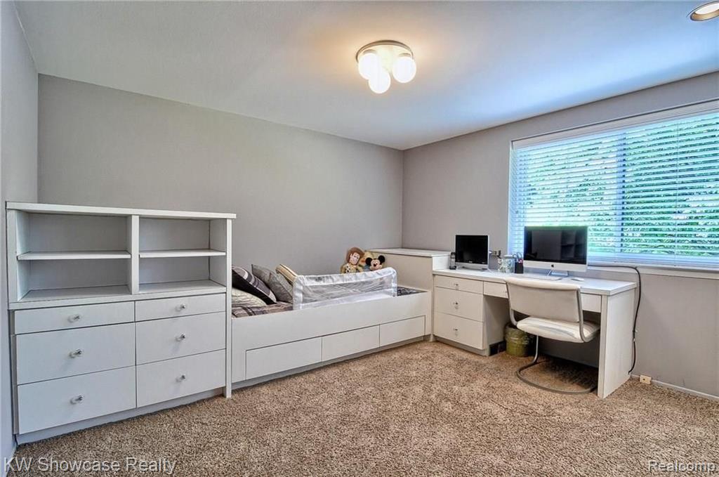 30654 High Valley Road Farmington Hills, MI 48331 - Photo 32 of 43