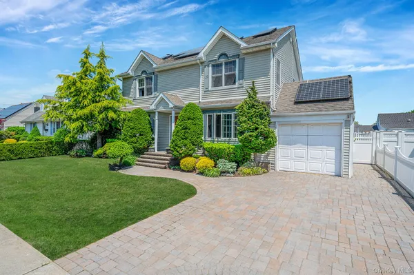 $839,000 | 15 Lillian Place, Farmingdale, NY 11735