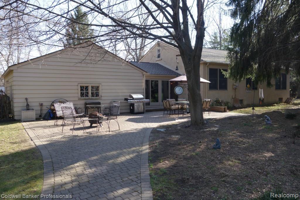 1095 East Buell Road Rochester, MI 48306 - Photo 2 of 25 Rear View