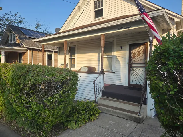 $220,000 | 820 Oliver Avenue, Aurora, IL 60506