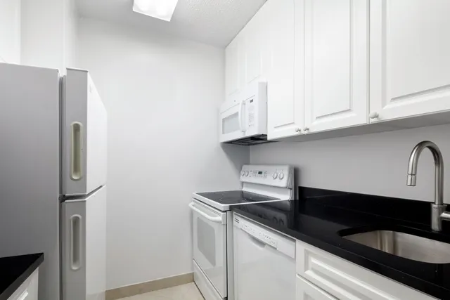 $4,425 | 211 West 56th Street, Unit E19 | Theater District