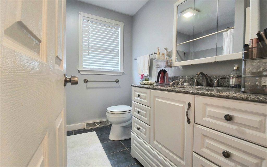 154 Dudley Oxford Road Dudley, MA 01571 - Photo 20 of 42