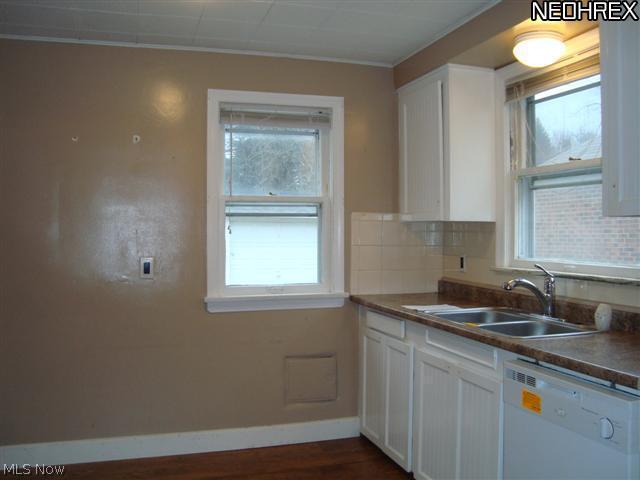 1099 Gordon Road Lyndhurst, OH 44124 - Photo 4 of 25 Kitchen