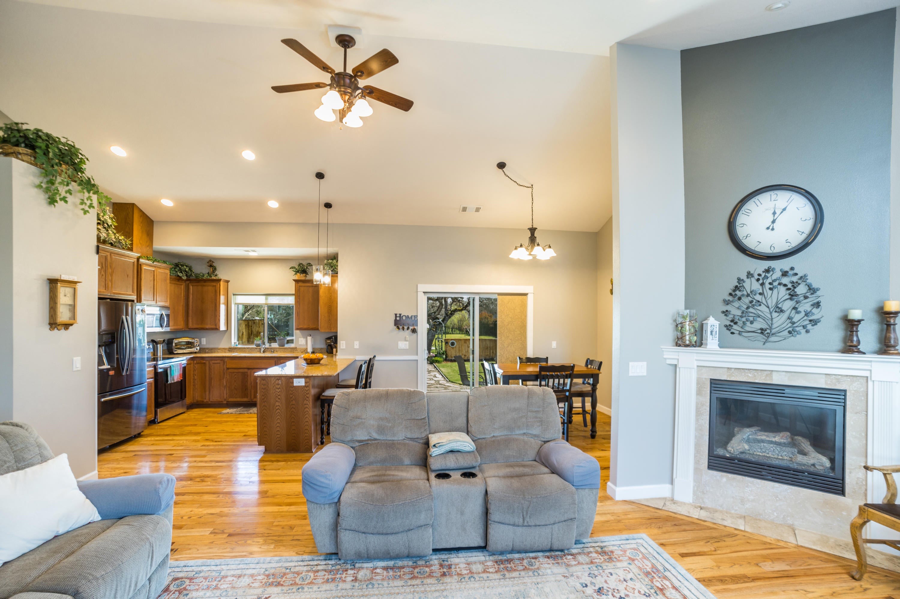 6832 Table Rock Road Central Point, OR 97502 - Photo 4 of 22 079A3542-Edit
