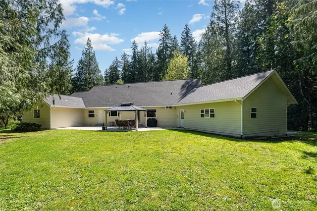 a view of a house with a yard