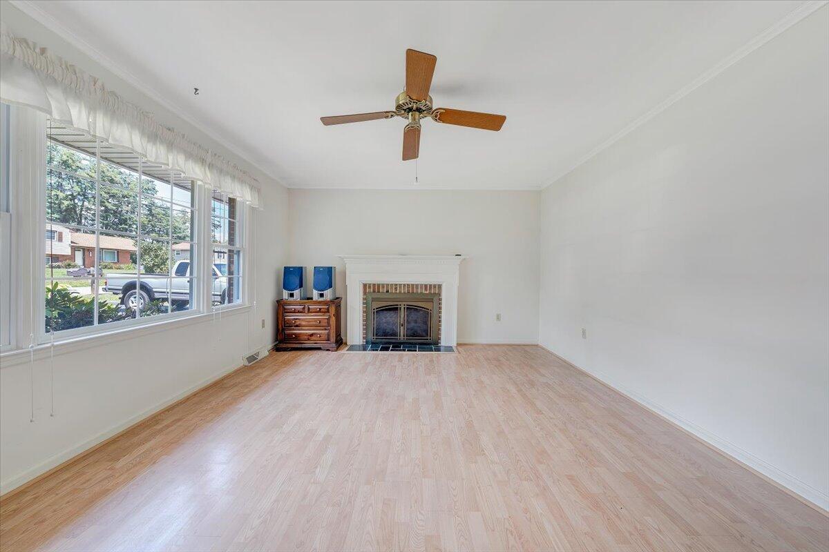 5032 Bruceton Road Southwest Roanoke, VA 24018 - Photo 2 of 44 Living room