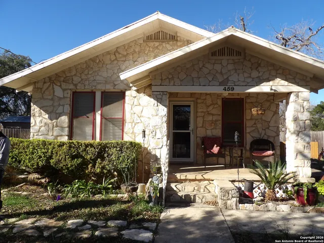 $1,875 | 459 East Commerce Street, New Braunfels, TX 78130