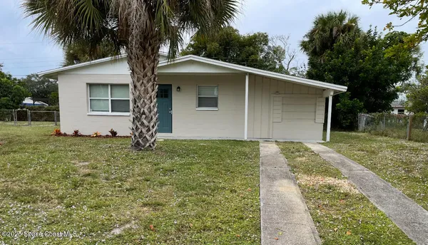 a front view of house with yard