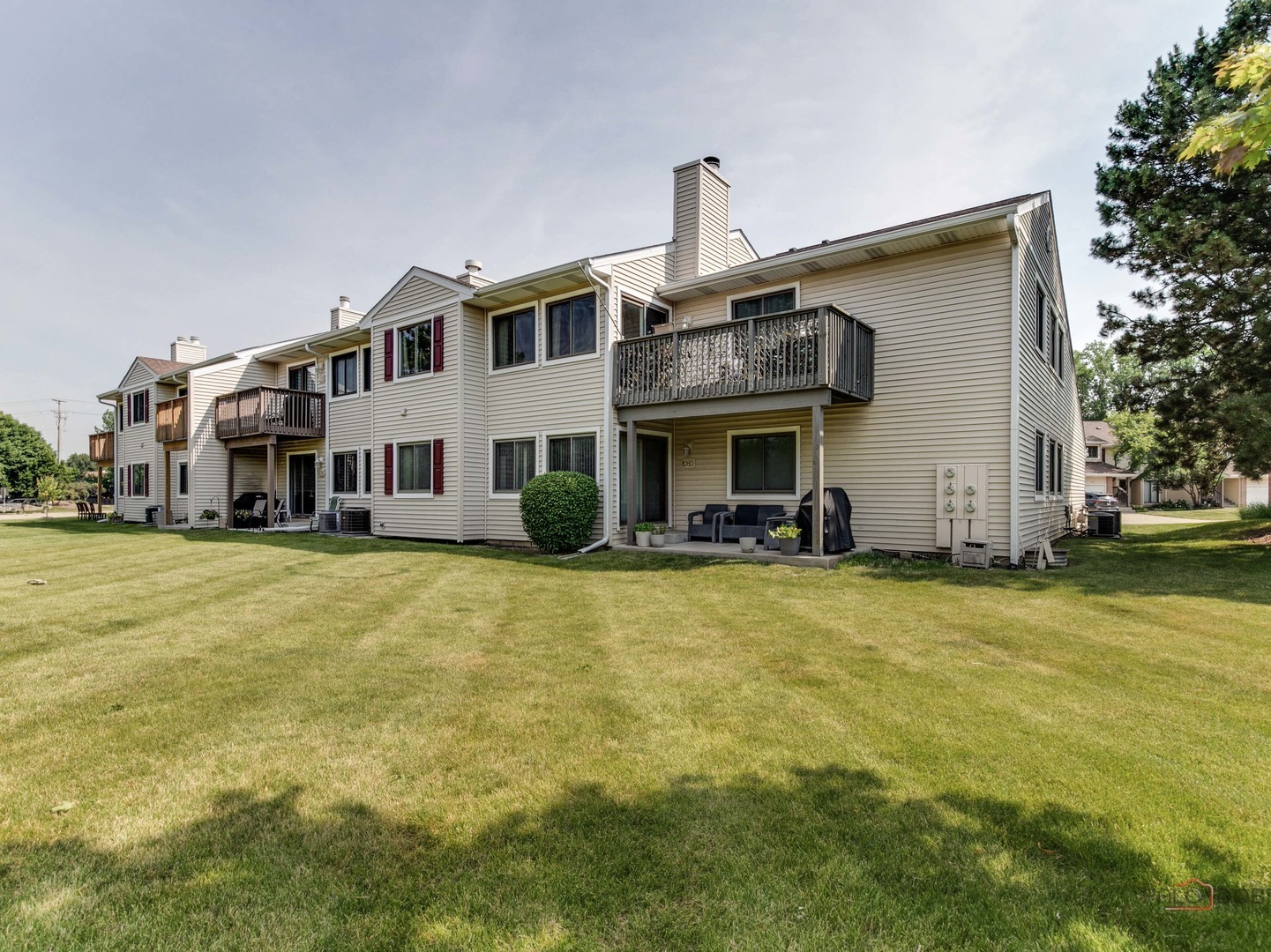 1082 Pine Tree Circle North, Unit 1082 Buffalo Grove, IL 60089 - Photo 25 of 26 a front view of a house with a garden