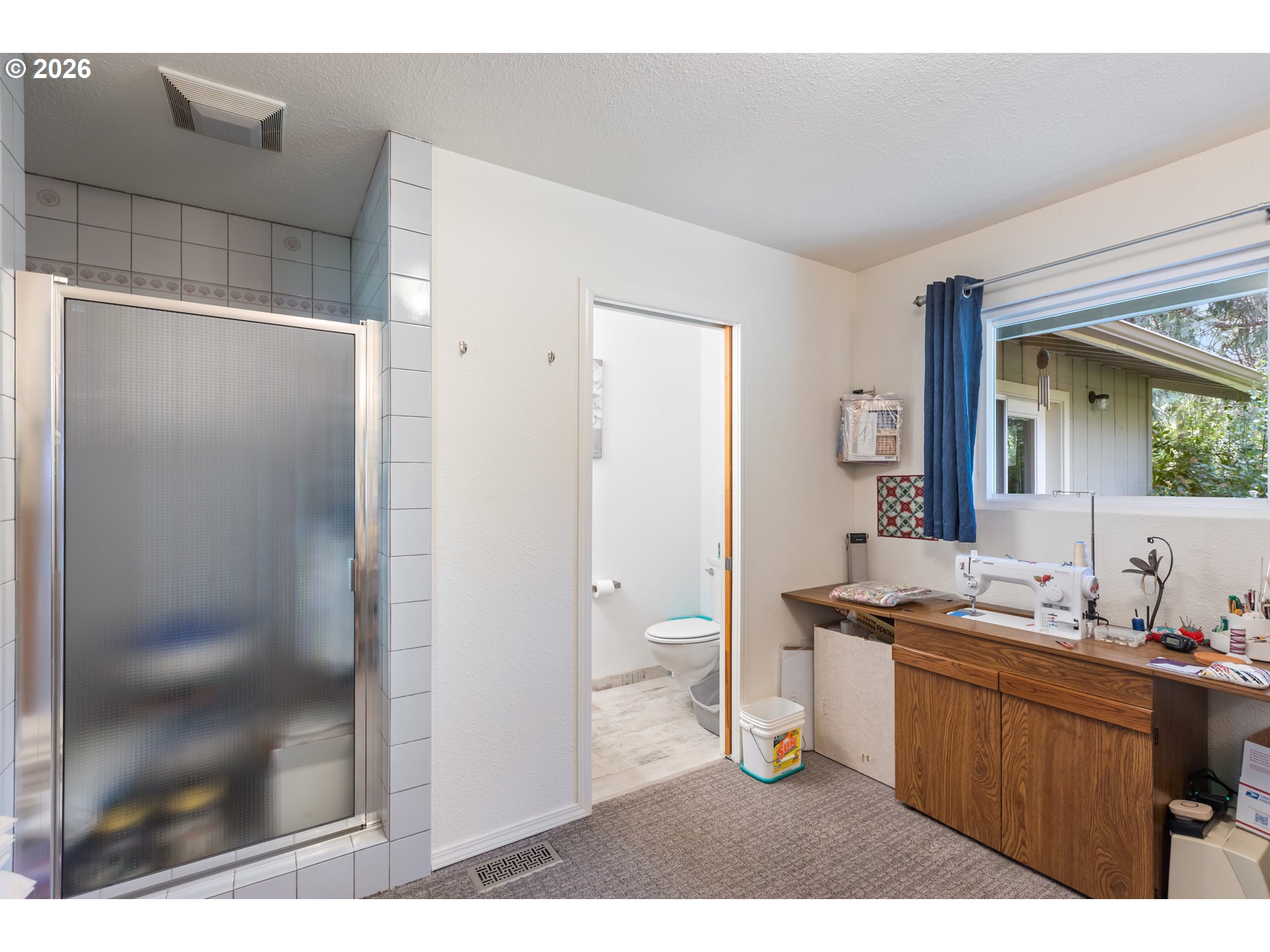 738 Elgarose Road Roseburg, OR 97471 - Photo 31 of 48 a bathroom with a sink and a mirror