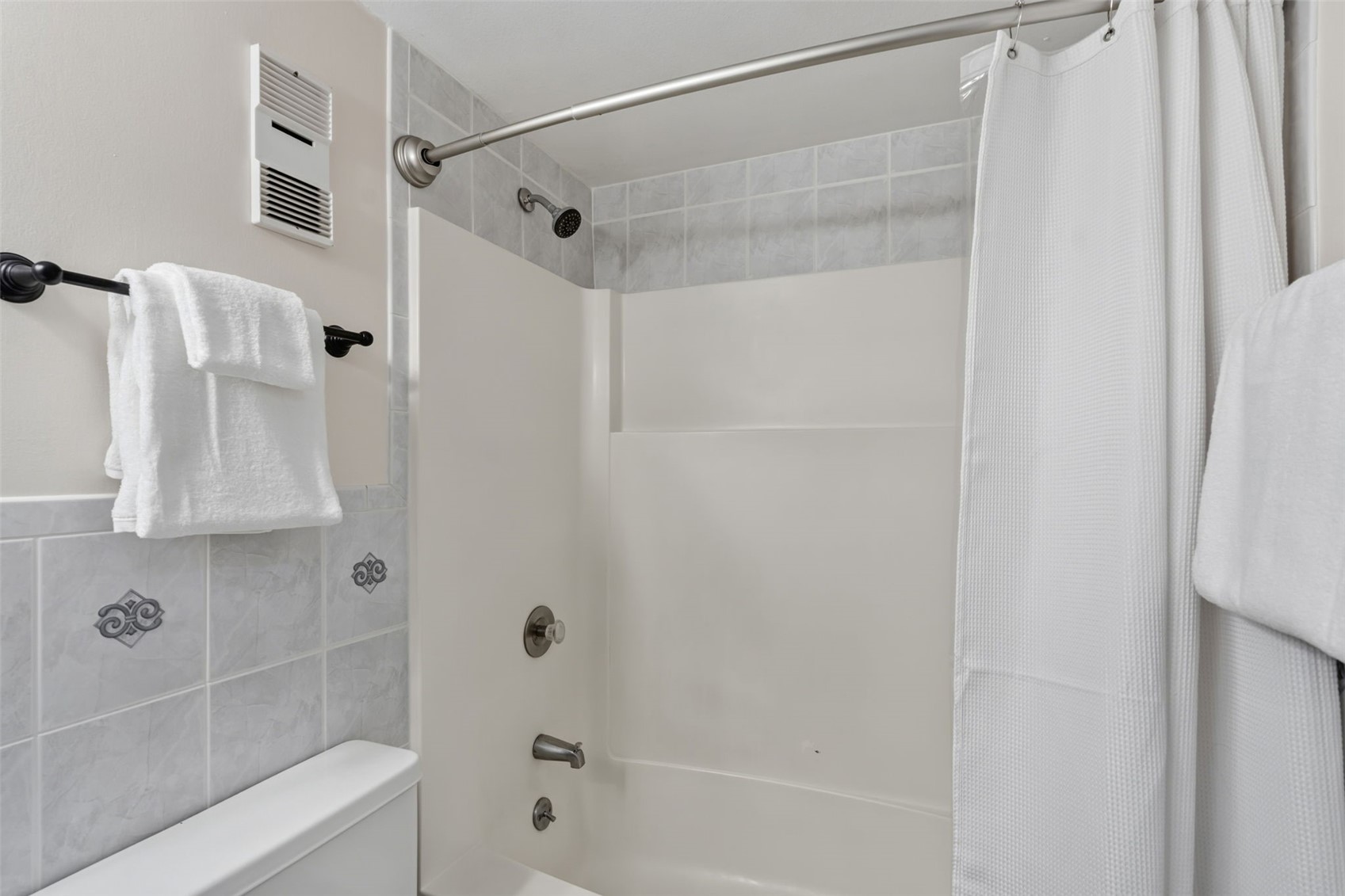 455 Village Road, Unit 215 Breckenridge, CO 80424 - Photo 16 of 35 Tub and shower combination