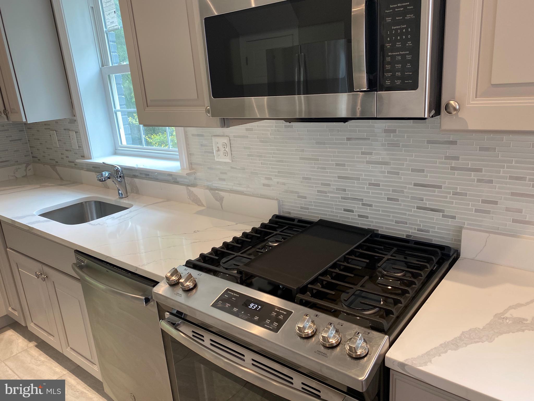 11706 Lytle Street Silver Spring, MD 20902 - Photo 14 of 67 NEW 6-BURNER GAS STOVE