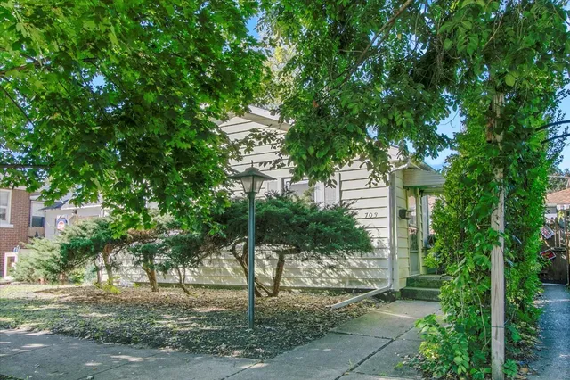 $209,900 | 703 Oakland Avenue, Joliet, IL 60435