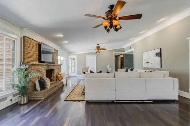 a view of walk in closet