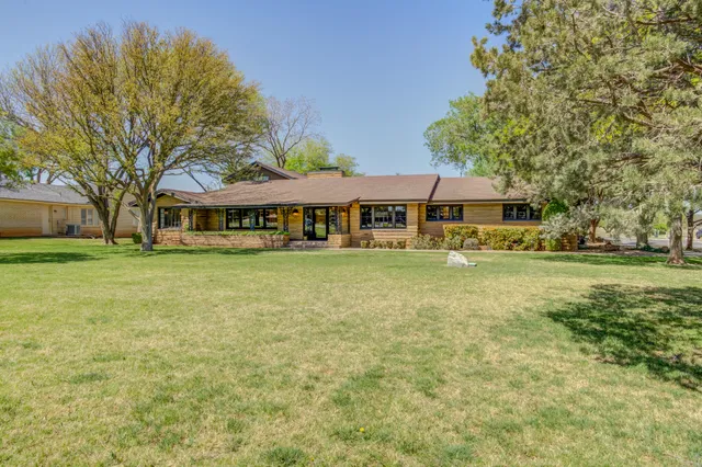 a view of livingroom with hardwood floor and ceiling fan