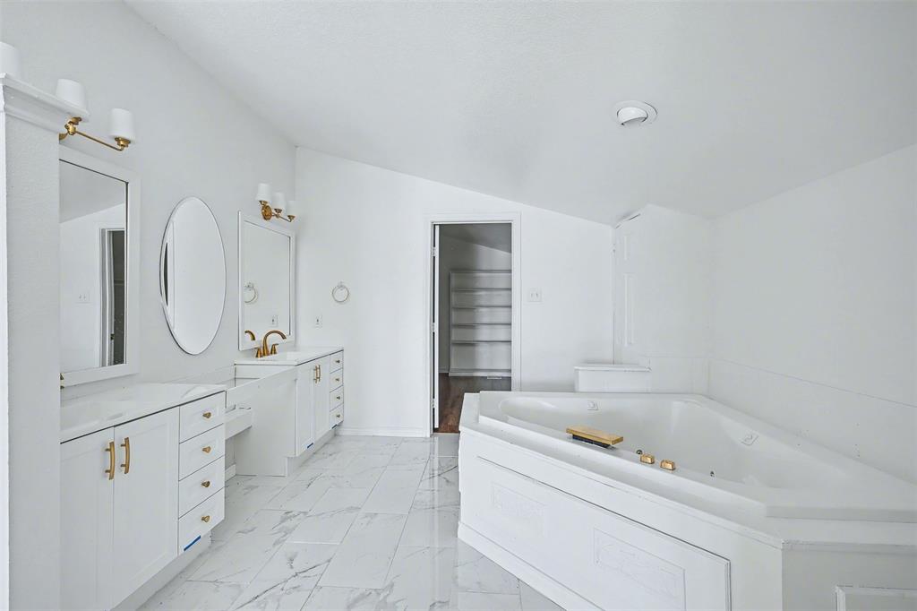 1781 South Munson Road Royse City, TX 75189 - Photo 20 of 33 a bathroom with a bathtub sink and mirror