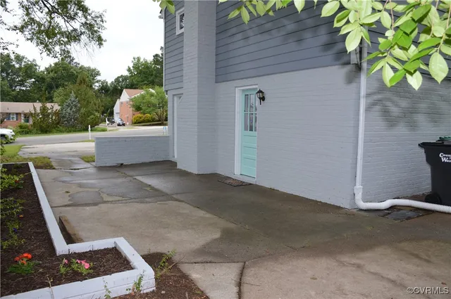 a view of a backyard