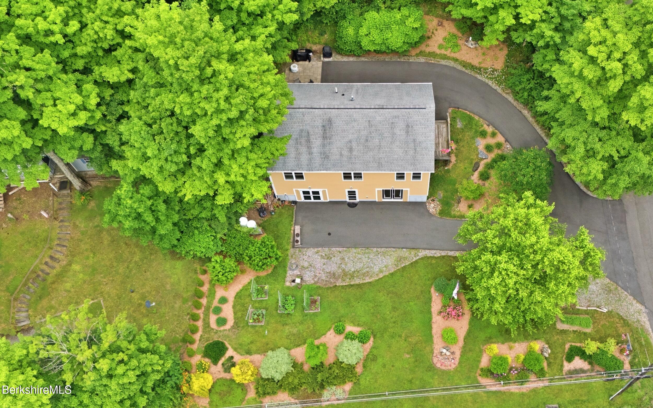 26 Mahkeenac Road Stockbridge, MA 01262 - Photo 3 of 23 3