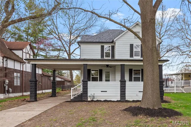 $222,900 | 515 North Edwardsville Street, Staunton, IL 62088