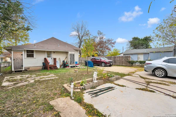 $750 | 165 Division Avenue, Unit 2, San Antonio, TX 78214