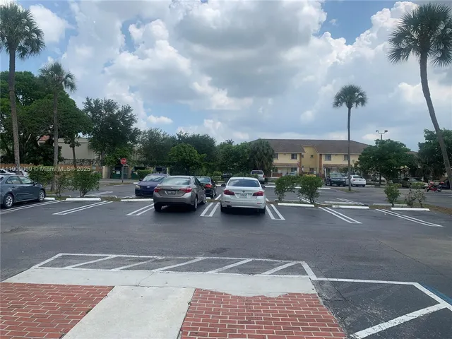 $2,000 | 17911 Northwest 68th Avenue, Unit O210, Hialeah, FL 33015