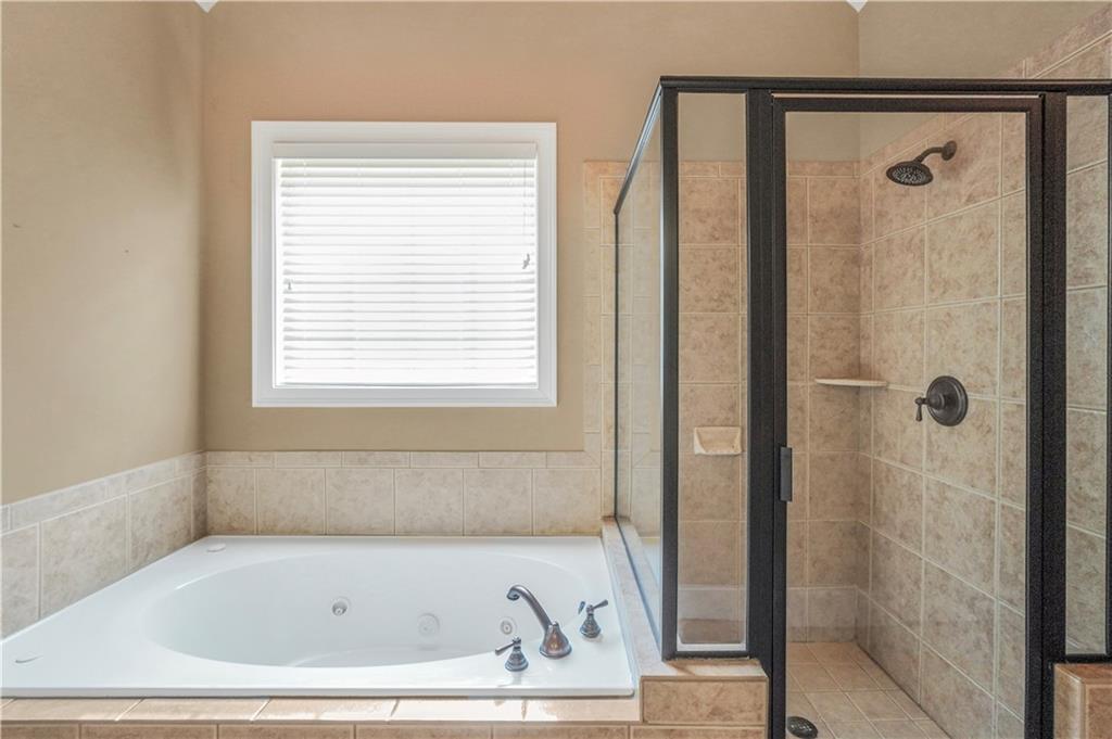 108 Caraway Road Locust Grove, GA 30248 - Photo 29 of 50 a bathroom with a bathtub